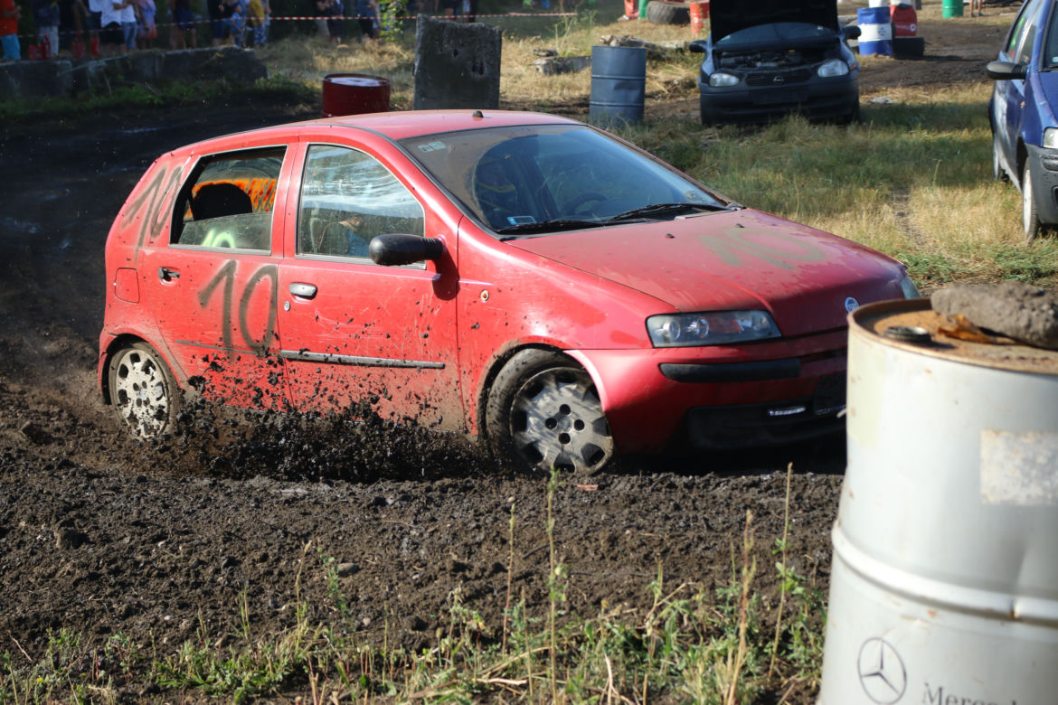 Charytatywny Wrak Race. Andrzej z Plutycz i Adam Kraśko zbierali pieniądze dla chorej Dominiki
