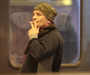 Bartosz Żukowski  (Waldek z serialu Świat wedlug Kiepskich) pali na peronie