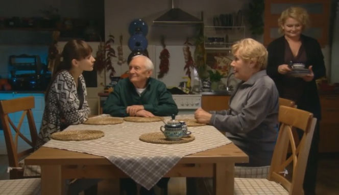 M jak miłość odc. 1051. Janka (Joanna Osyda), Lucjan (Witold Pyrkosz), Barbara (Teresa Lipowska), Marta (Dominika Ostałowska)
