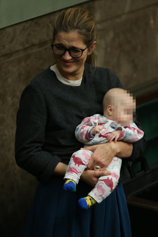 Dziecko posłanki zapatrzyło się w lidera Konfederacji. Zasnęło w Sejmie. Puste ławy sejmowe