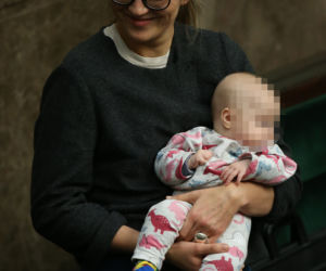 Dziecko posłanki zapatrzyło się w lidera Konfederacji. Zasnęło w Sejmie. Puste ławy sejmowe