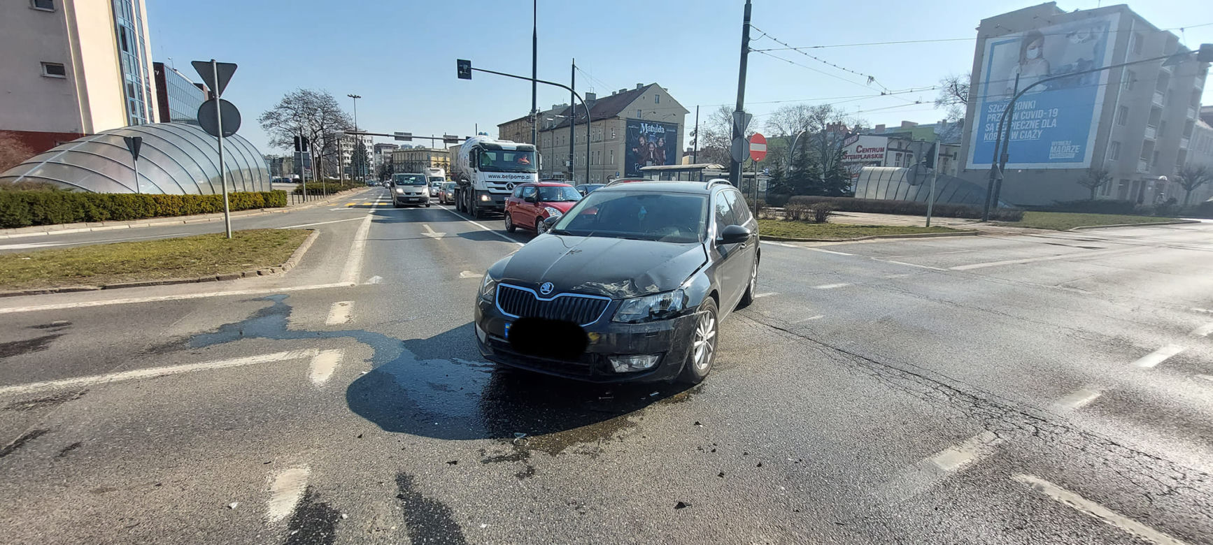 Bydgoszcz. Wypadek z udziałem karetki na rondzie Jagiellonów [ZDJĘCIA]