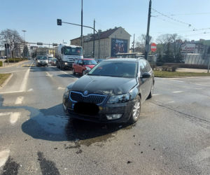 Bydgoszcz. Wypadek z udziałem karetki na rondzie Jagiellonów [ZDJĘCIA]