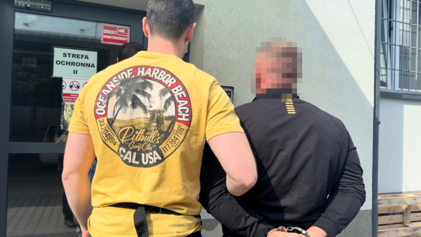 Jedna para kajdanek nie wystarczyła. Chłop jak dąb i spółka zatrzymani za bebeszenie kradzionych fur