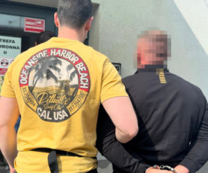 Jedna para kajdanek nie wystarczyła. Chłop jak dąb i spółka zatrzymani za bebeszenie kradzionych fur