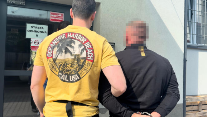 Jedna para kajdanek nie wystarczyła. Chłop jak dąb i spółka zatrzymani za bebeszenie kradzionych fur