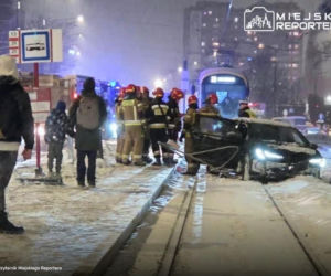 Toyota na torach, kierowca dał nogę! Groźna kolizja w al. Solidarności