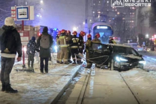 Toyota na torach, kierowca dał nogę! Groźna kolizja w al. Solidarności