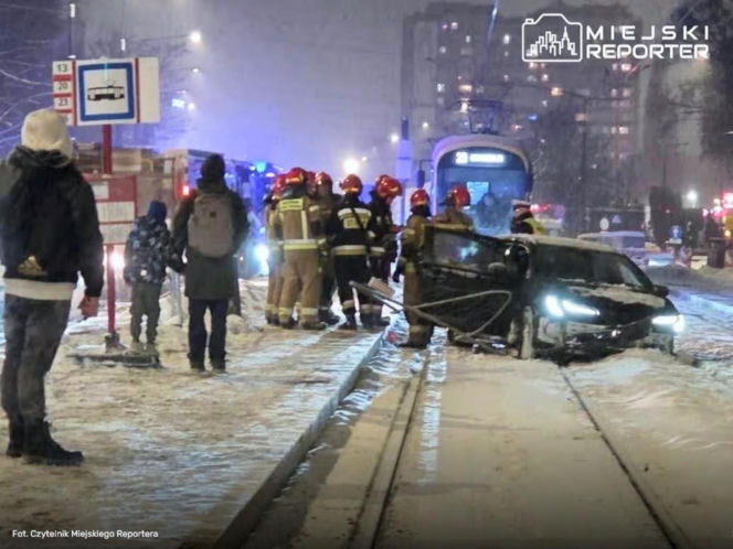 Toyota na torach, kierowca dał nogę! Groźna kolizja w al. Solidarności