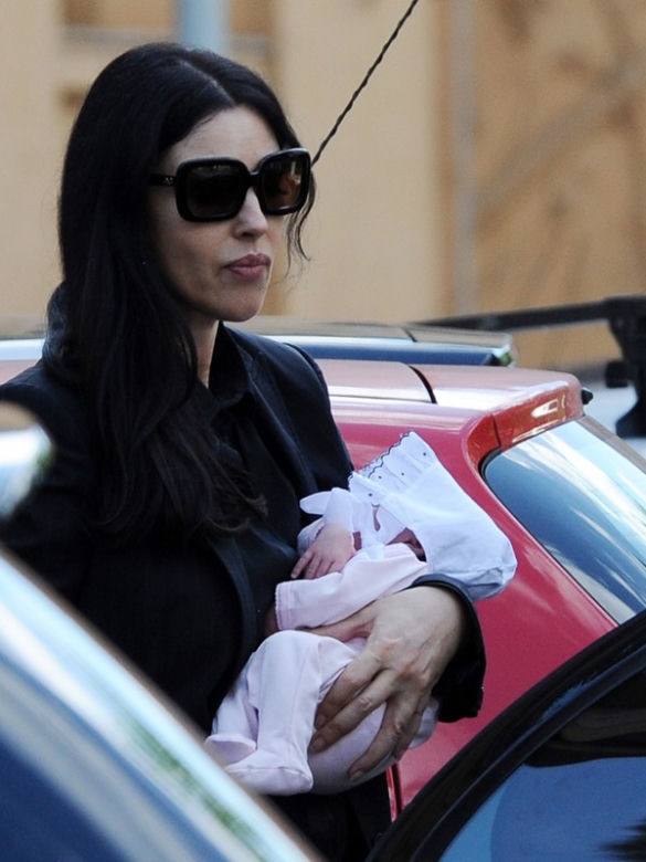Monica Bellucci z córeczką w Rzymie