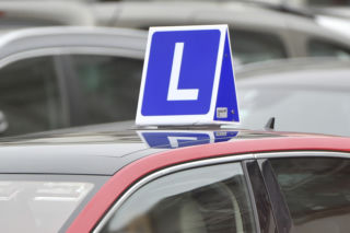 Mężczyzna połknął mikrosłuchawkę podczas egzaminu na prawo jazdy, aby nie wydało się, że oszukiwał