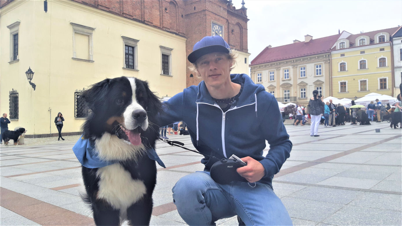 Barwna parada psów w Tarnowie! Tyle słodziaków w jednym miejscu!