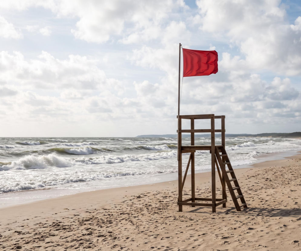 Czerwona flaga zakazu kąpieli na wieży ratowniczej we Władysławowie. O warunkach na plaży przeczytasz na Eska Trójmiasto.