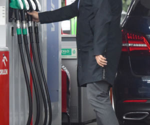 Karolak- gdzie masz maseczkę!? Tomasz Karolak na stacji benzynowej bez maseczki.