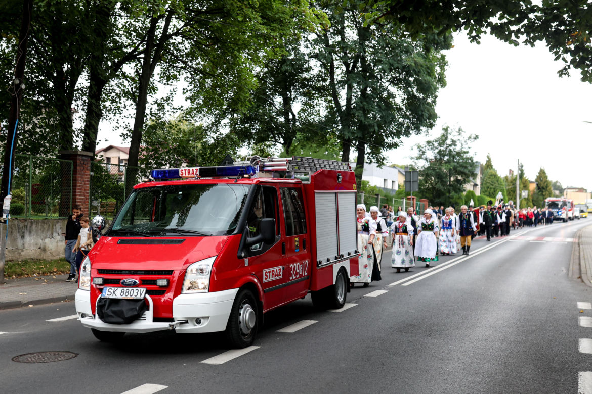 Korowód dożynkowy w Kostuchnie