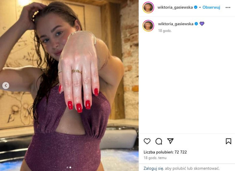 Wiktoria Gąsiewska wygina się w basenie