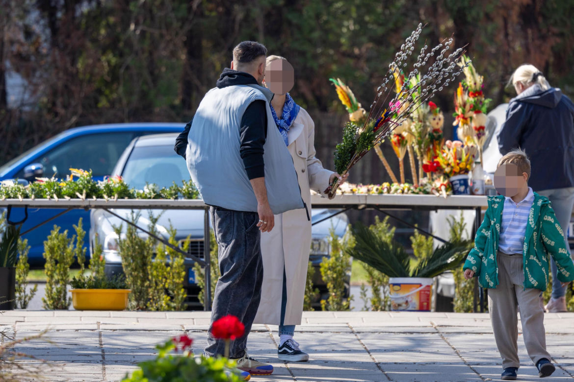 Rafał Maserak tańczący z palmami