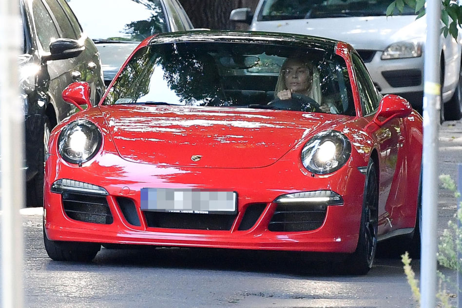 Agnieszka Woźniak-Starak: Wraca do życia w czerwonym Porsche 