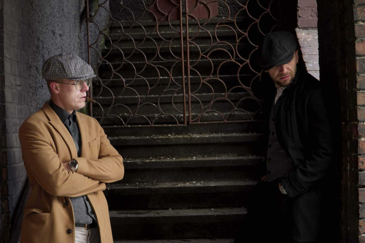 Hip-hopowy duet z Tarnowskich Gór w sesji w stylu serialu "Peaky Blinders"