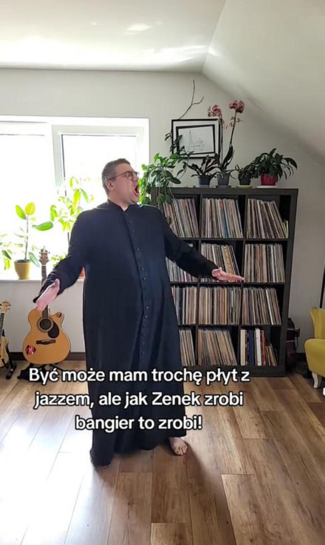 Ksiądz Krzysztof Kołtunowicz bez skarpetek wygłupia się przy kawałku Zenka Martyniuka