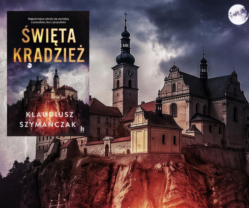 Klasztor na Świętym Krzyżu nocą. Obok okładka książki Święta kradzież. O nowym thrillerze przeczytasz na SE.