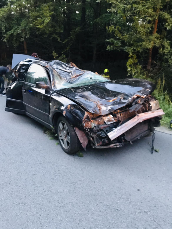 Młody kierowca stracił panowanie nad volkswagenem i dachował. Trzech nastolatków trafiło do szpitala