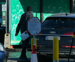 Robert Więckiewicz myje samochód