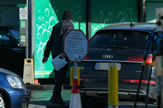 Robert Więckiewicz myje samochód