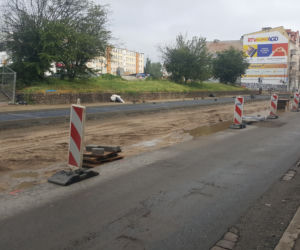 Zalana ulica Chełmińska w Grudziądzu po opadach deszczu