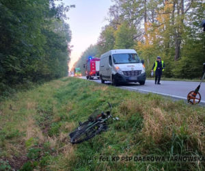 Wypadek na DK73 koło Szczucina. Rowerzysta potrącony przez samochód dostawczy