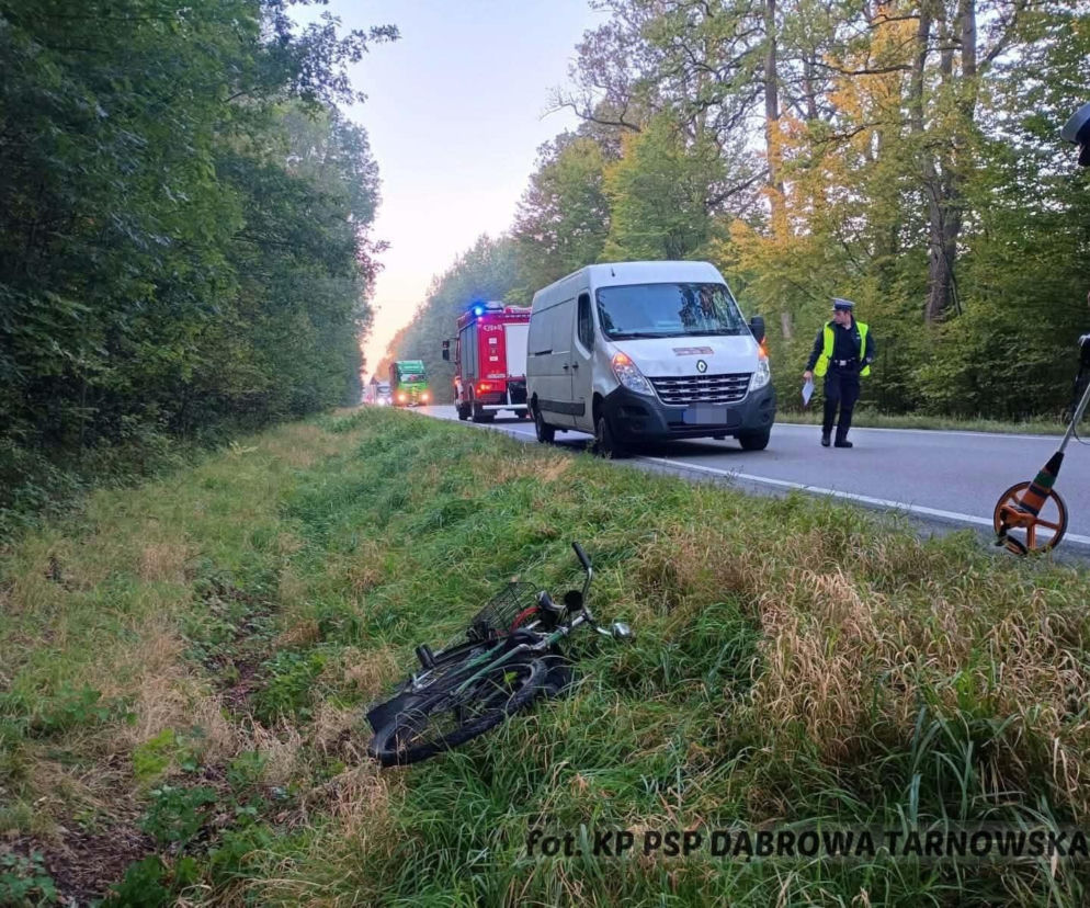 Rower w rowie i policjanci na miejscu wypadku na drodze krajowej. O zdarzeniu przeczytasz na Eska Tarnów.