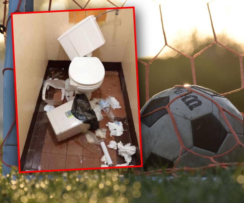 Piłka w siatce bramki. Na miniaturze obok widać zdewastowaną toaletę na stadionie. O incydencie pisze Eska Szczecin.