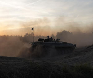 Zjawiskowe pokazy pirotechniczne, kurz i ryk silników