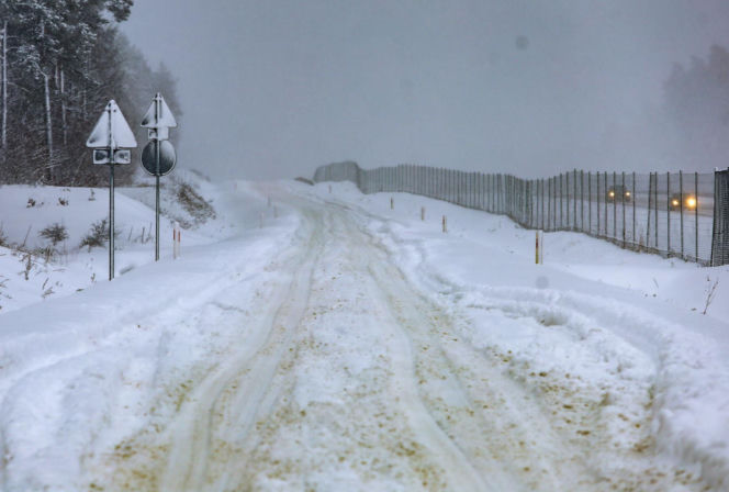 Ostróda w centrum śnieżycy. Burmistrz nocą ratował ludzi. Kierowcy nocowali w urzędzie