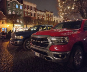 Świąteczny Zlot Amerykańskich Samochodów na Rynku w Lesznie