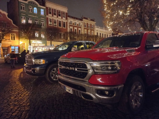Świąteczny Zlot Amerykańskich Samochodów na Rynku w Lesznie