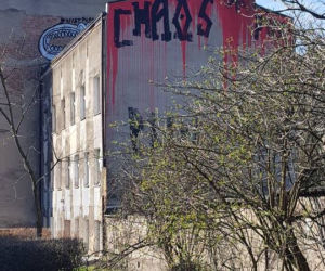 Zamalowane graffiti na kamienicy przeznaczonej do rozbiórki