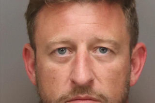 Strzelił w twarz swojej partnerce, potem po niej przejechał. Wszystko na oczach 5-letniej córki