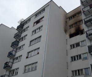 Pożar mieszkania na Jagiellońskiej. Ogień buchał oknami