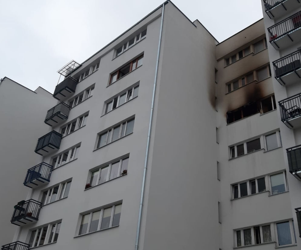Pożar mieszkania na Jagiellońskiej. Ogień buchał oknami