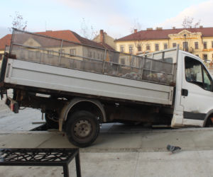 Kierowca wjechał autem do fontanny