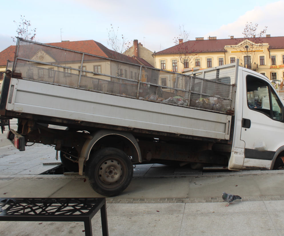 Kierowca wjechał autem do fontanny