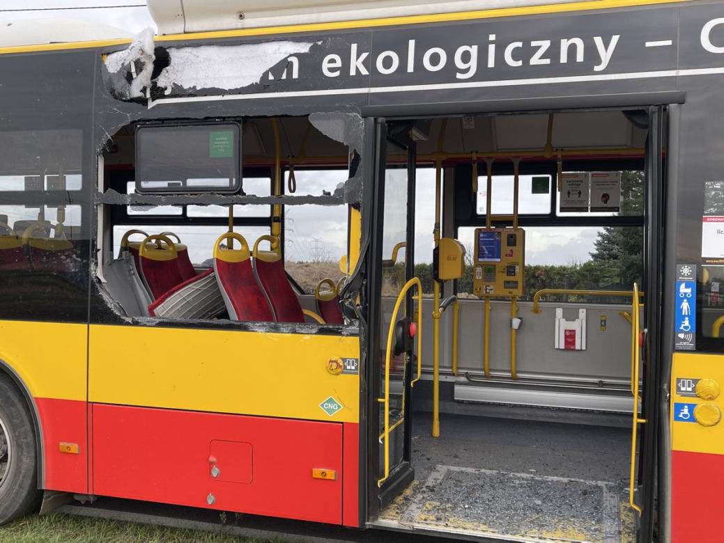 Horror pod Warszawą. Traktor wbił się w autobus z ludźmi! 