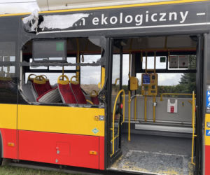 Horror pod Warszawą. Traktor wbił się w autobus z ludźmi! 