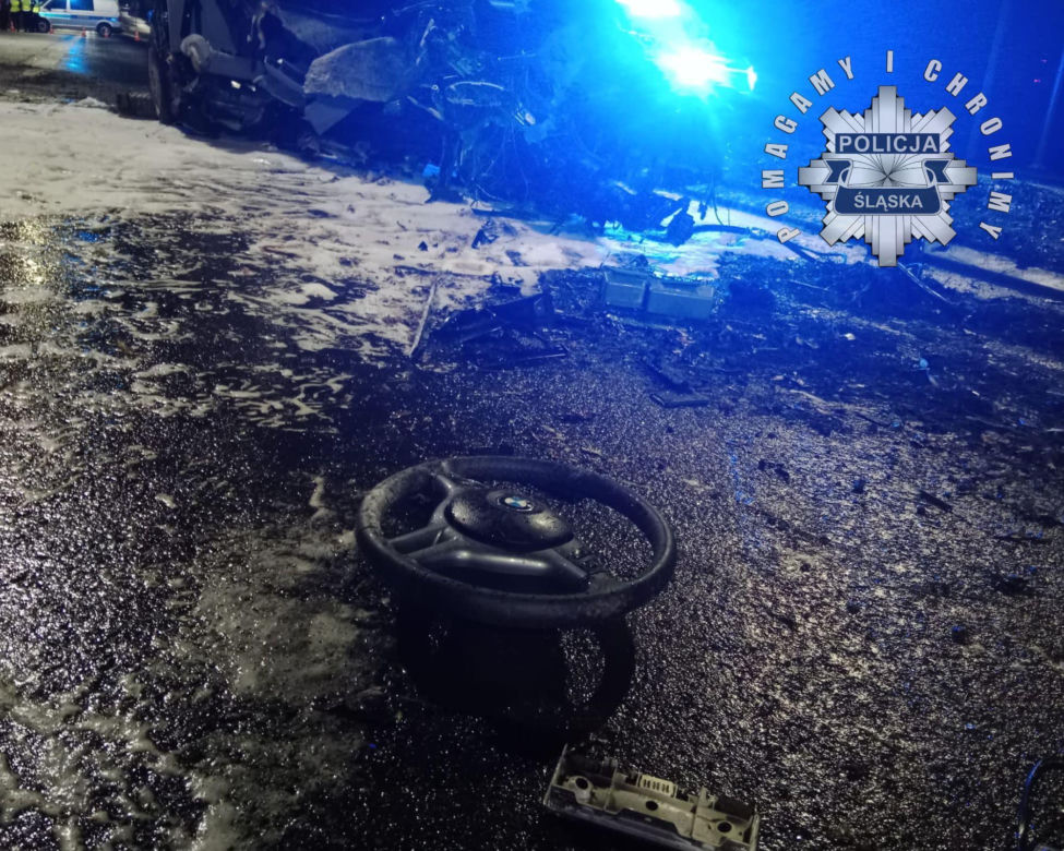 Z BMW została miazga! Zginęła pasażerka. "20-latek stracił panowanie nad autem". Horror w Tychach