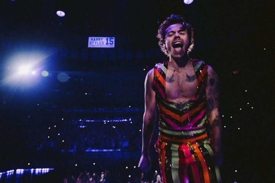 Harry Styles ŚCIĄŁ swoje piękne, długie włosy. Jest prawie ŁYSY!