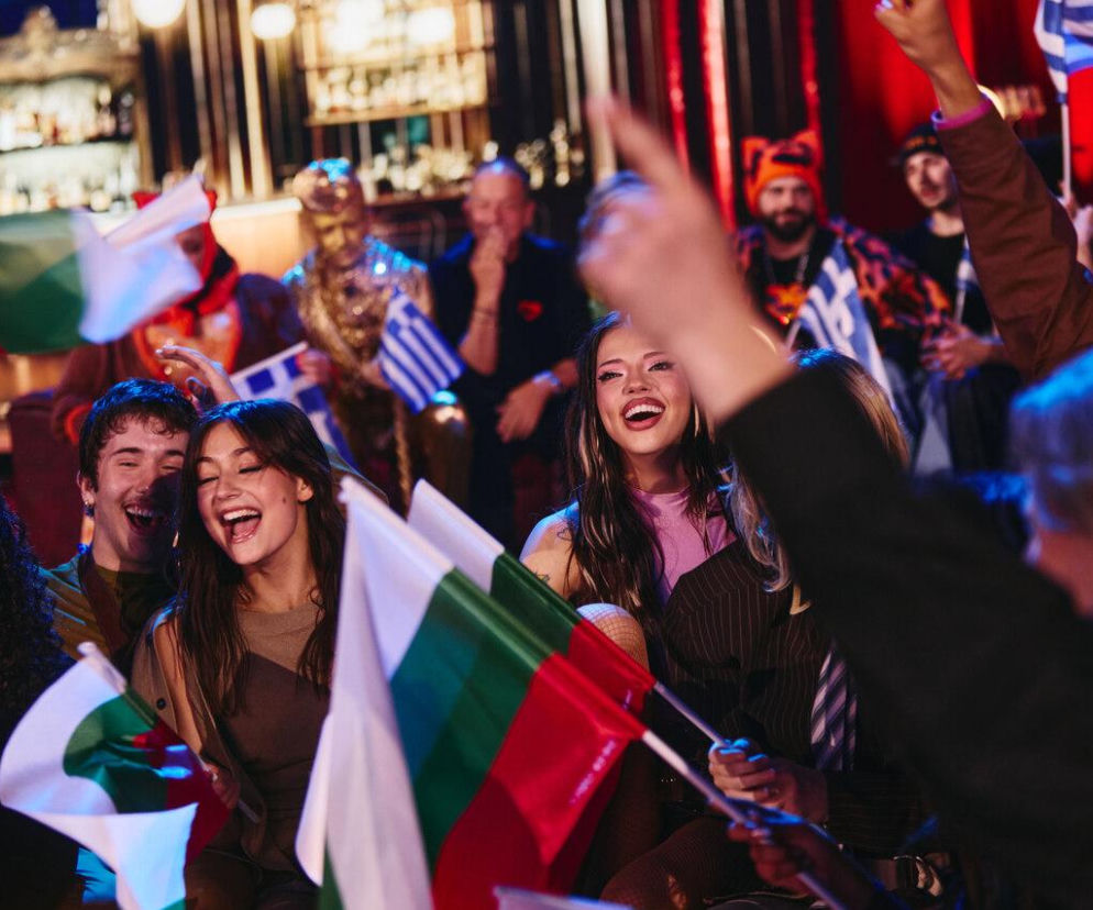 Uśmiechnięta wokalistka Dara i fani z flagami Bułgarii. O kulisach wyboru gospodarza Eurowizji 2027 przeczytasz w Eska.