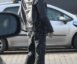 Maciej Musiał najpierw pieści auto, potem dziewczynę