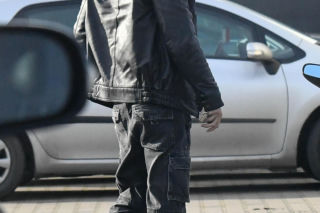 Maciej Musiał najpierw pieści auto, potem dziewczynę