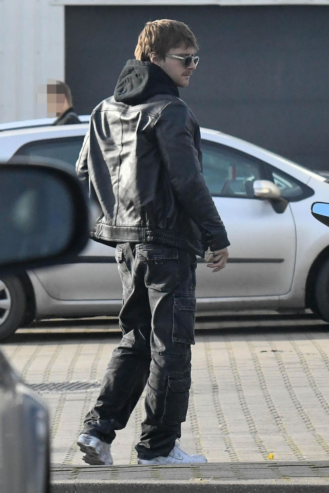 Maciej Musiał najpierw pieści auto, potem dziewczynę